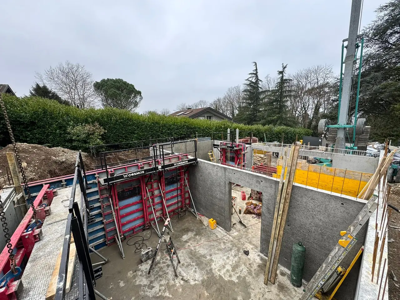 Banches en place pour l'élévation de murs en béton armé.