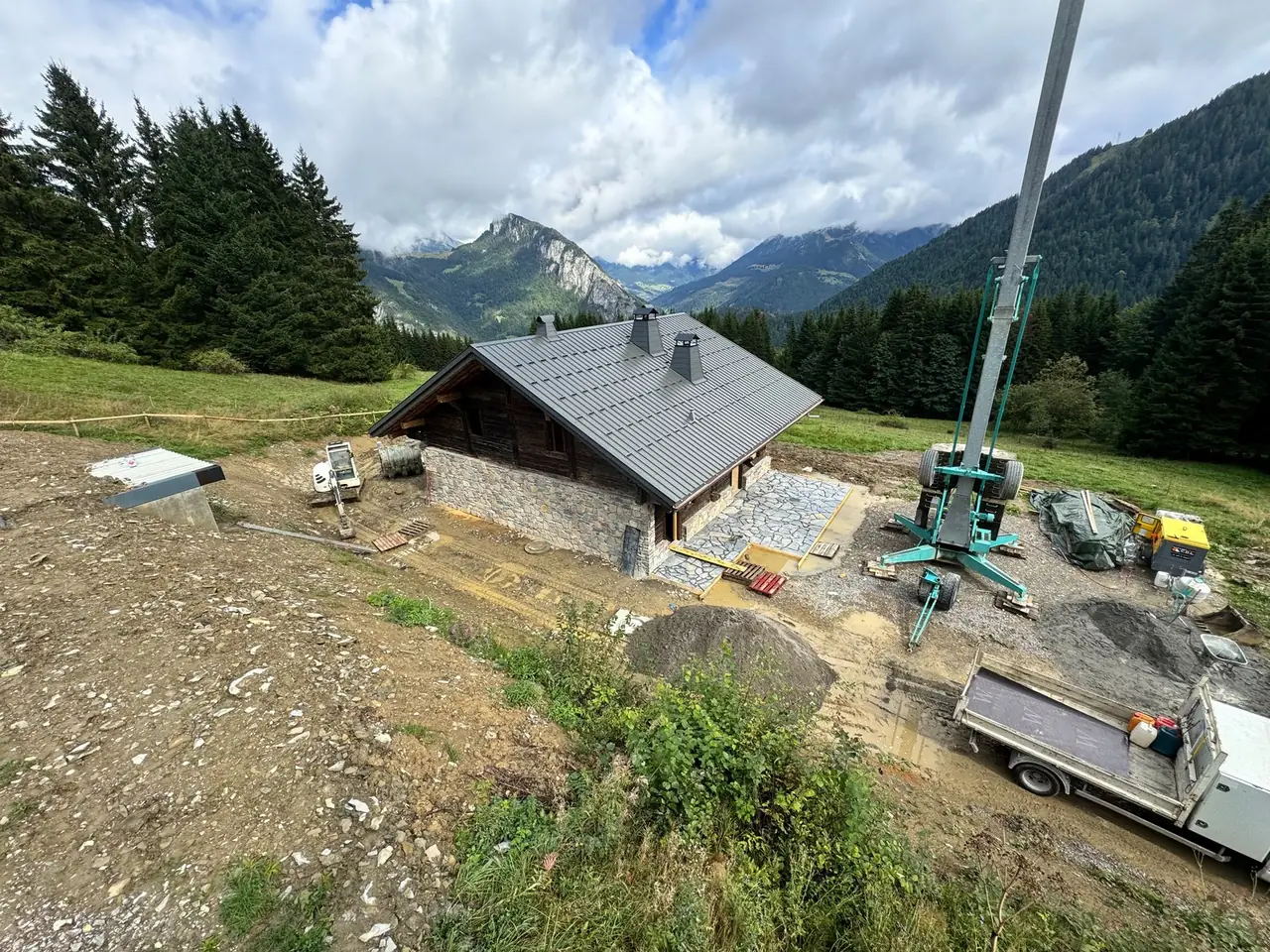 Chalet rénové sur son soubassement neuf, toit refait, au milieu des alpages