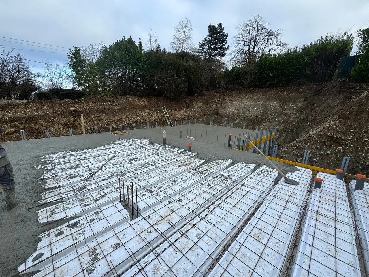 Coulage d’un plancher : le béton recouvre peu à peu le treillis soudé posé sur les entrevous.