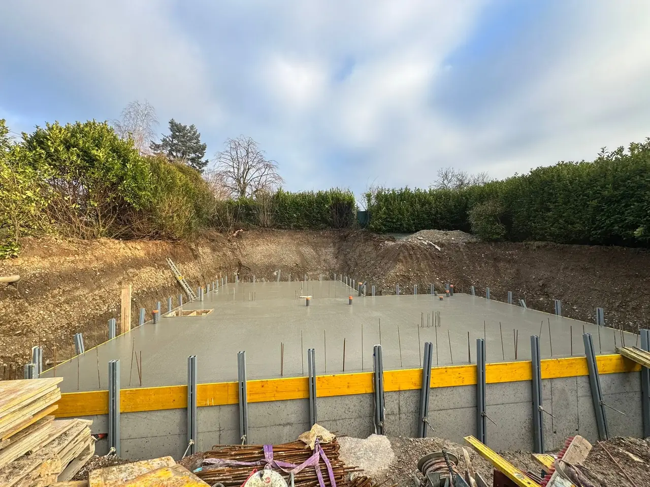 Plancher coulé au-dessus du sous-sol : aciers en attente pour les murs de l’étage, réservations pour les réseaux.