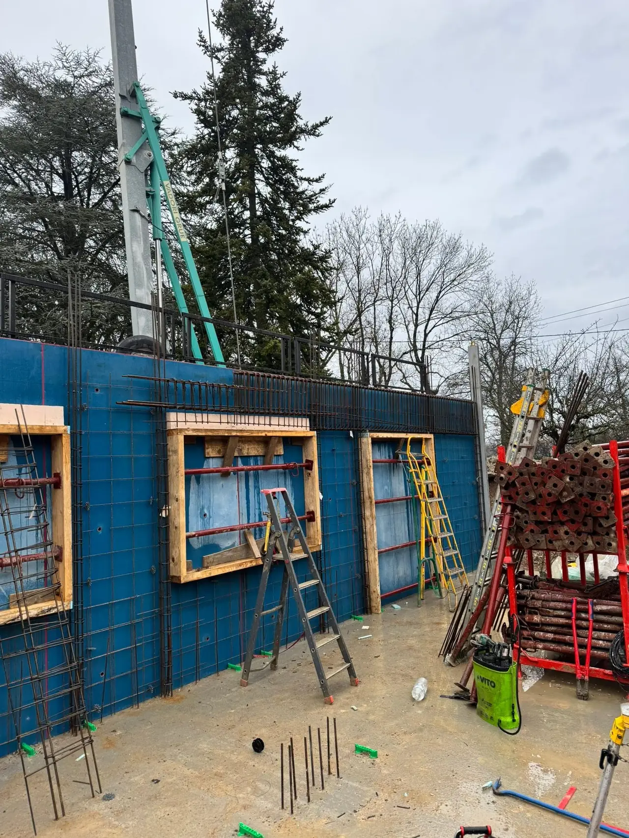 Coffrage et ferraillage de murs en béton armé, avant coulage.