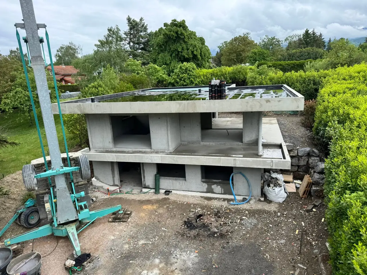 Gros œuvre en béton sur deux niveaux, jusqu’à la dalle du toit, où attendent les rouleaux d’étanchéité.